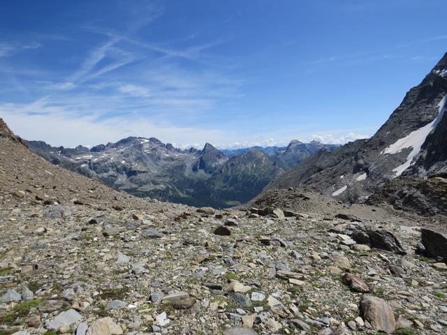 wir haben den Chaltwasserpass/Bocchetta d'Aurona erreicht 2770 m.ü.M und gleichzeitig die Grenze Schweiz/Italien