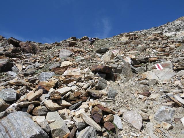 ausgesetzt ist der Bergweg nicht aber teilweise rutschig und mit Blockschutt überdeckt
