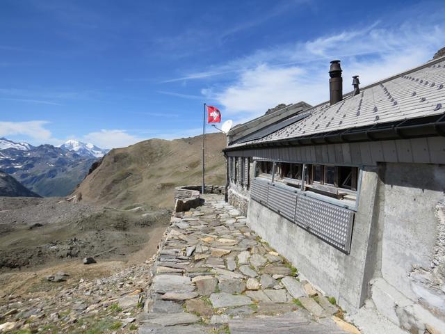 die aus einer alten Militärhütte in den Jahren 1989/1990 umgebaute Monte-Leone-Hütte,...