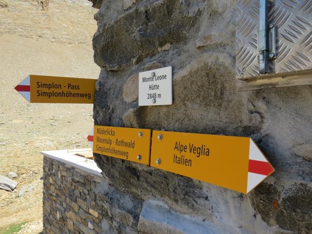 Wegweiser bei der Monte Leone Hütte. Es geht weiter zur Mäderlicke