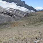 Blick hinunter zum Bergweg der vom Chaltwassertälli zur Mäderlücke hinaufzieht