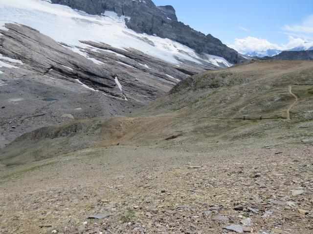 Blick hinunter zum Bergweg der vom Chaltwassertälli zur Mäderlücke hinaufzieht