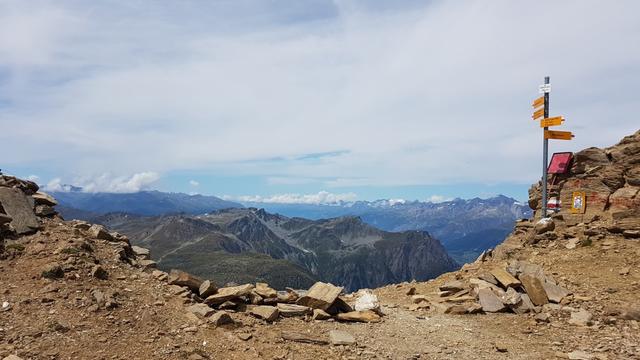 die Aussicht auf die nahe und ferne Bergwelt ist grossartig.