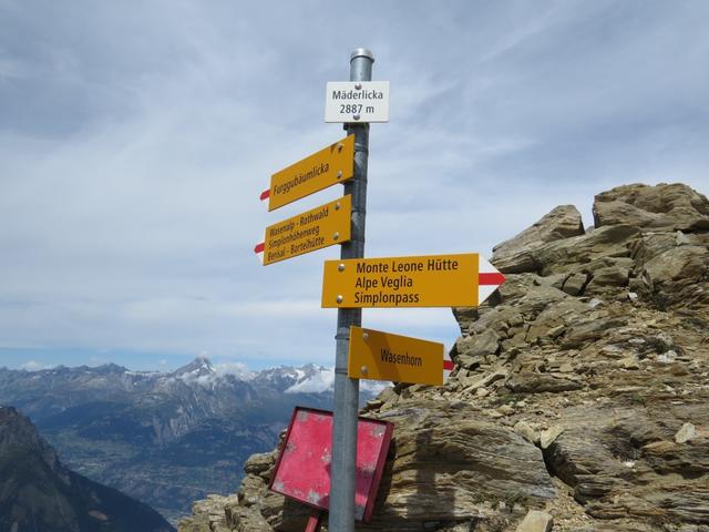 Wegweiser bei der Mäderlücke 2887 m.ü.M.