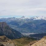 der grossartige Blick reicht über Brig hinweg zu den Walliser- und Berneralpen