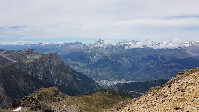 der grossartige Blick reicht über Brig hinweg zu den Walliser- und Berneralpen