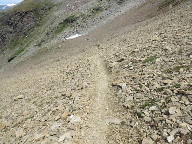 Rutschfeste Schuhe und Wanderstöcke sind hier von Vorteil