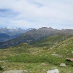 am Horizont ist Rosswald und das Fülhorn erkennbar. War das für eine schöne Wanderung als wird dort oben standen