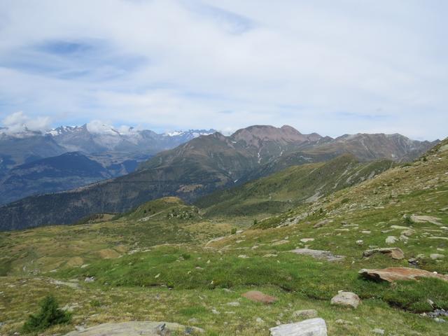 am Horizont ist Rosswald und das Fülhorn erkennbar. War das für eine schöne Wanderung als wird dort oben standen