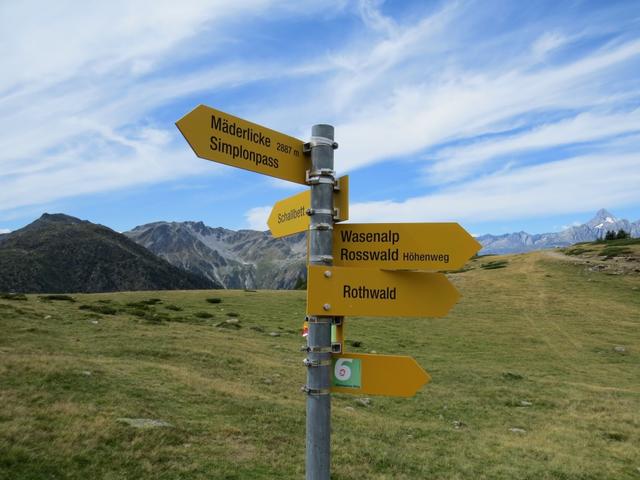 Wegweiser bei der Bergstation Burst. Wir biegen rechts ab Richtung Rothwald