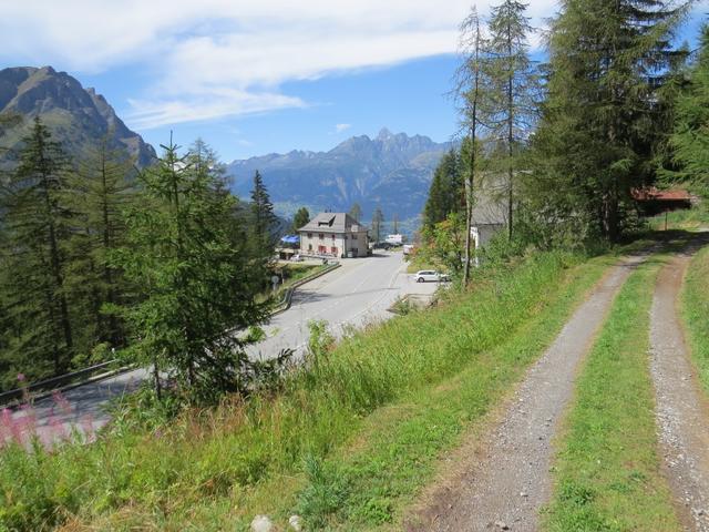 ...die Simplonpassstrasse. Und stehen danach wieder vor unserem Auto