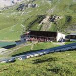 rechtshaltend gelangen wir rasch zu dem grossen Holzbau, der Auberge de Salanfe 1935 m.ü.M.