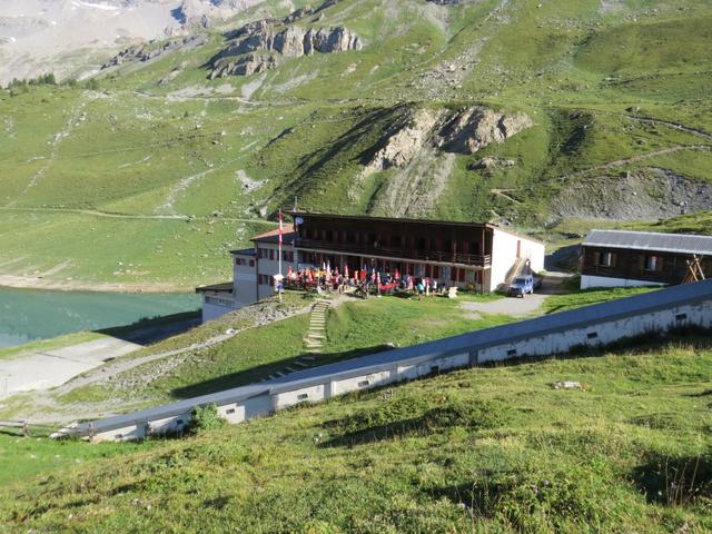 rechtshaltend gelangen wir rasch zu dem grossen Holzbau, der Auberge de Salanfe 1935 m.ü.M.