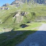 wir verlassen die schön gelegene Auberge de Salanfe und laufen auf dem breiten Seeuferweg Richtung Col de Susanfe