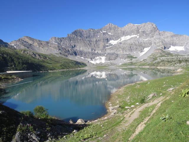 in den funfziger Jahren wurde der Stausse errichtet. In den Fluten verschwand die Alp und ein ganzes Dorf