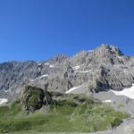 Blick auf Tour Sallière, davor die Bergnase von La Tour. Davor ersichtlich der Bergpfad den wir am Folgetag durchwandert haben