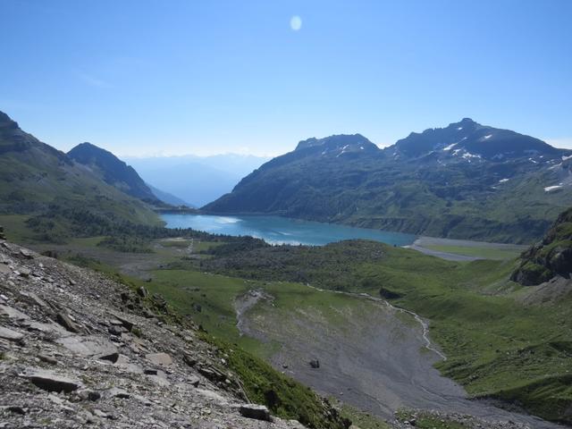 in der tiefe glitzert die gekräuselte Wasseroberfläche des Stausees von Salanfe