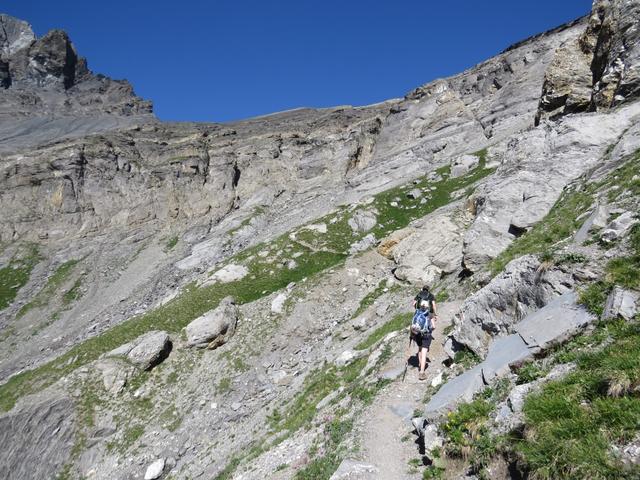 der Bergweg überwindet nun auf der Ostseite des Passes...