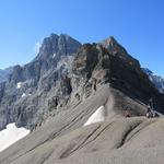 ...erreichen wir den Col de Susanfe. Auf der Passhöhe streicht der Wind über den anthrazitgrauen Schutt aus zerbröseltem Gest