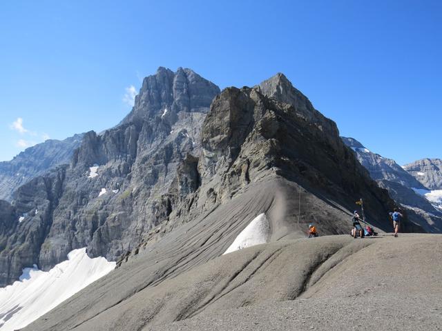 ...erreichen wir den Col de Susanfe. Auf der Passhöhe streicht der Wind über den anthrazitgrauen Schutt aus zerbröseltem Gest