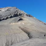 wir lassen die Rucksäcke auf dem Col de Susanfe zurück, und nehmen den Aufstieg zum Haute Cime in Angriff