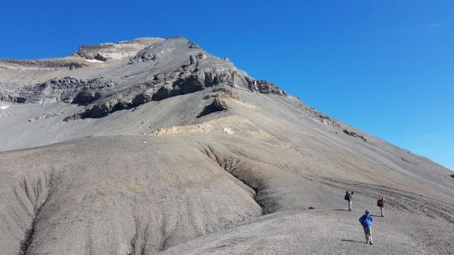 wir lassen die Rucksäcke auf dem Col de Susanfe zurück, und nehmen den Aufstieg zum Haute Cime in Angriff