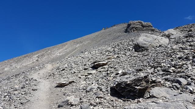 die steile Kalkmauer des Dents du Midi wird immer imposanter