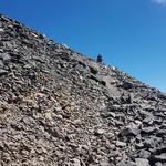 über den Geröllrücken der Dents du Midi geht es weiter aufwärts. Bei Schnee oder Nässe ist von einer Besteigung abzuraten