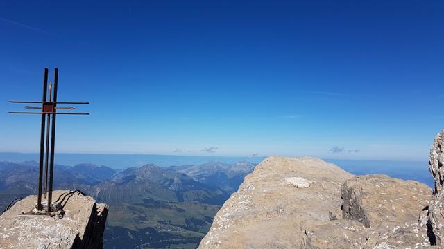 ...erreichen wir den Gipfel mit Gipfelkreuz der Haute Cime 3257 m.ü.M. mit seiner einzigartigen Sicht