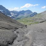 wir schultern unsere Rucksäcke und verlassen steil absteigend den Col de Susanfe