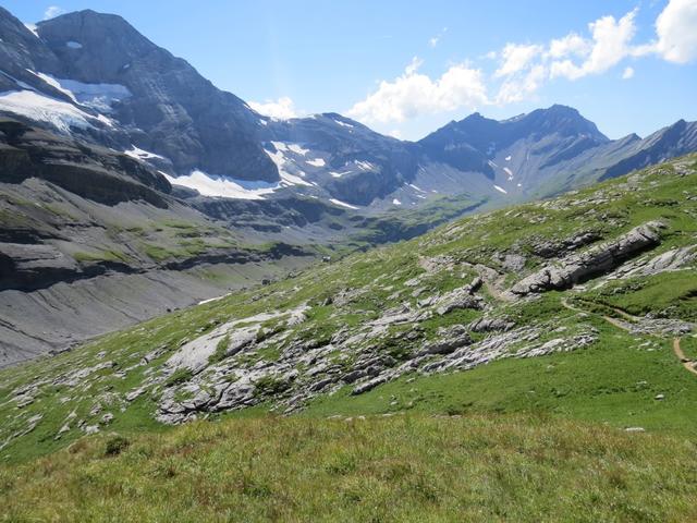 ...und über die grünen Matten von Susanfe, lassen wir Punkt 2266 m.ü.M. hinter uns,...