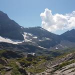 ...und erreichen über grasige Felsstufen, mit Blick auf die Cabane de Susanfe, Punkt 2152 m.ü.M.