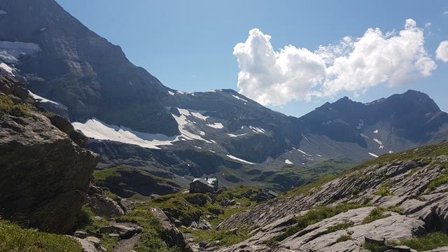 ...und erreichen über grasige Felsstufen, mit Blick auf die Cabane de Susanfe, Punkt 2152 m.ü.M.