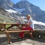 auf der grossen Terrasse geniessen wir die wärmende Sonne und die schöne Aussicht