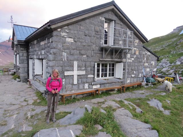 die Cabane de Susanfe 2102 m.ü.M. liegt Morgens noch im Schatten als wir sie verlassen