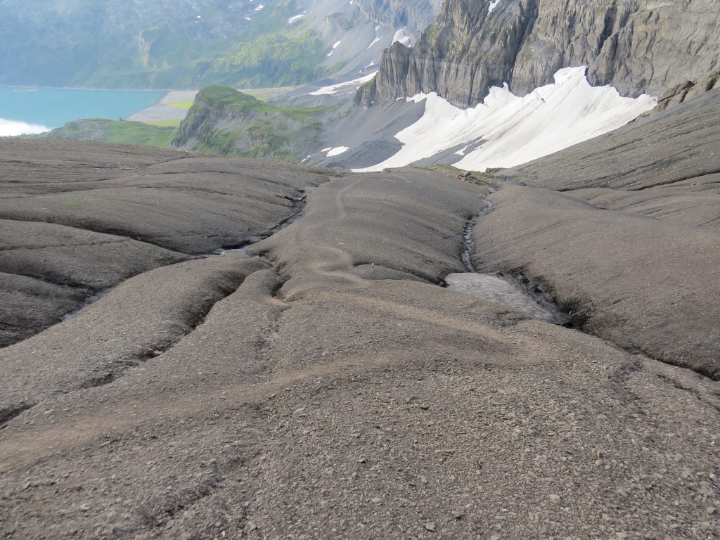 starker kalter Wind bläst einem um die Ohren. Schnell verlassen wir den Col de Susanfe