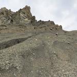 rechts von uns schiesst die Tour Salière mit ihren dunklen Felsen steil in die Höhe