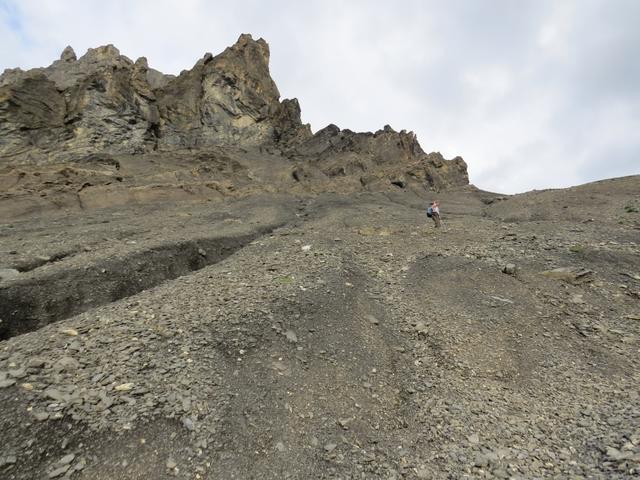 rechts von uns schiesst die Tour Salière mit ihren dunklen Felsen steil in die Höhe