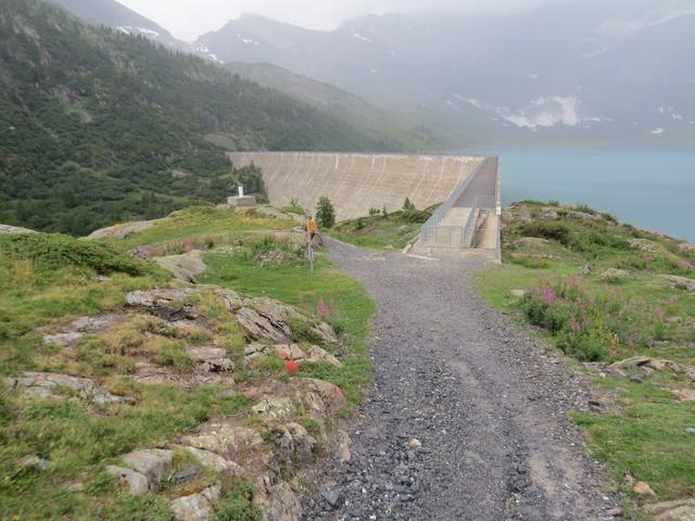 zügig marschieren wir am See entlang, und lassen bei der Staumauer die Auberge de Salanfe unbeachtet