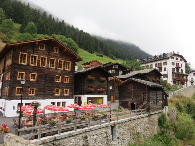 auch das Ofenhorn, eines der ältesten Gommer Hotels, ist im Ensemble der dunklen Holzhäuser nicht zu übersehen