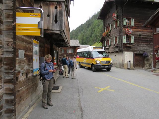 wir müssen nicht lange warten und schon erscheint das Postauto,...