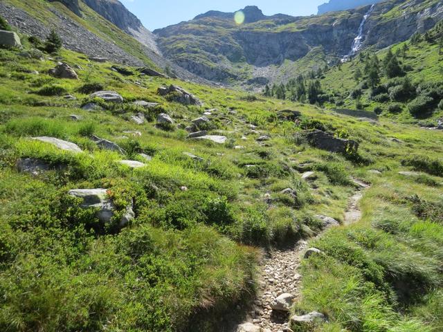 ...durchzogen von einem frei mäandrierenden Flüsschen und durchsetzt mit vereinzelten Lärchen