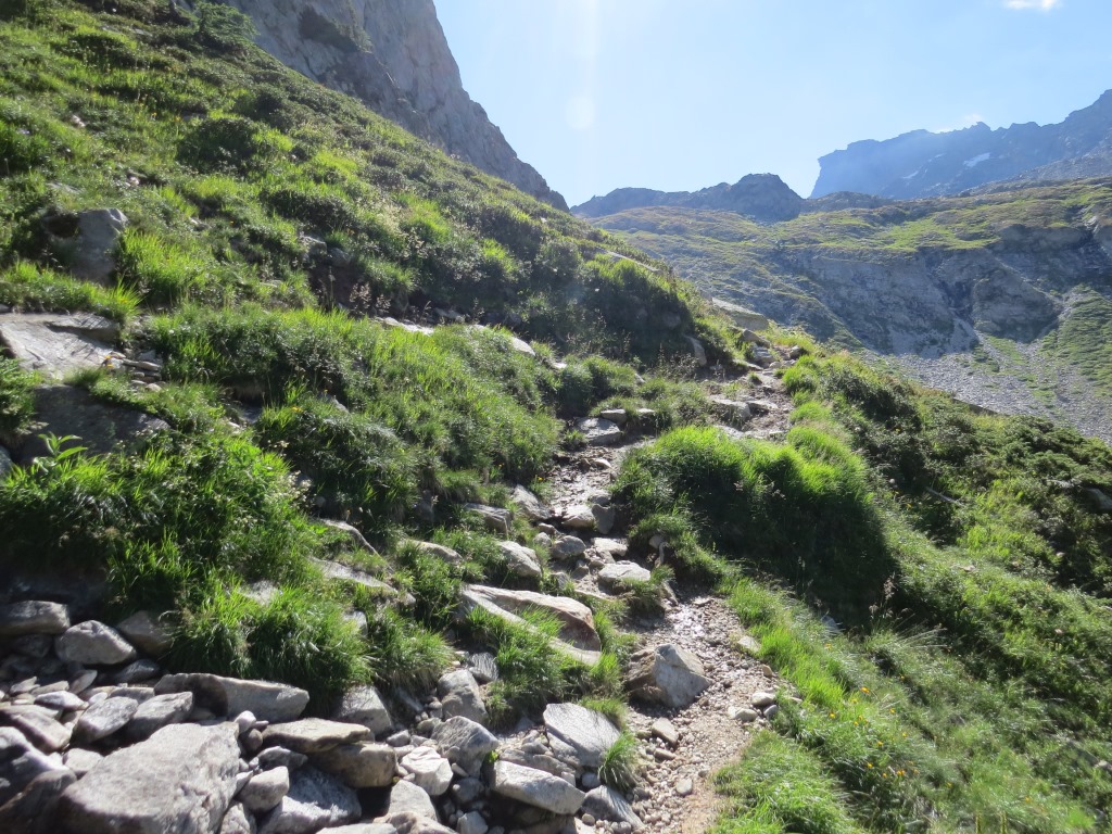 ...und steigen danach steil über grüne Matten...