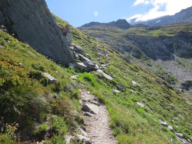 wir biegen rechts ab und wandern über Schotter Richtung Ostsüdosten