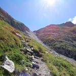 der Bergpfad wird uns durch diesen Einschnitt führen