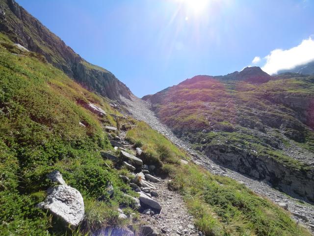 der Bergpfad wird uns durch diesen Einschnitt führen