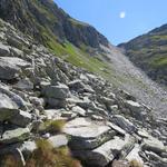 der steile durch eine Geröllhalde aus schiefrigen Platten führende Bergweg...