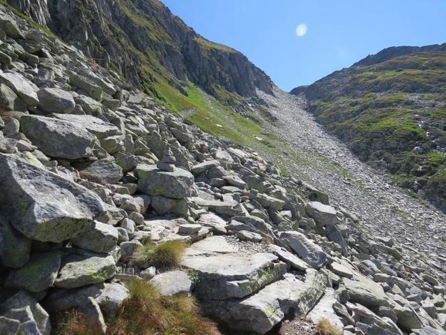 der steile durch eine Geröllhalde aus schiefrigen Platten führende Bergweg...