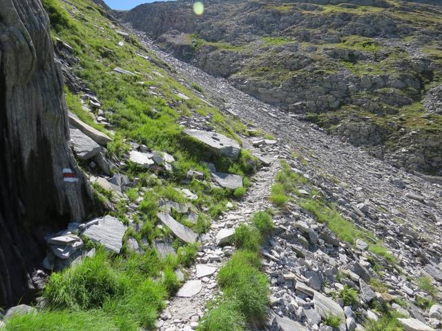 ...führt uns am Fuss einer Felswand entlang 2271 m.ü.M. weiter aufwärts