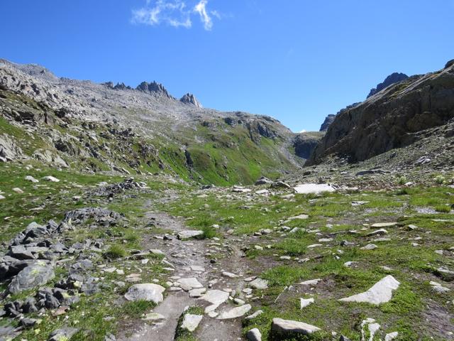 eine karge, schroffe, abgelegene Ecke der Schweiz taucht vor uns auf